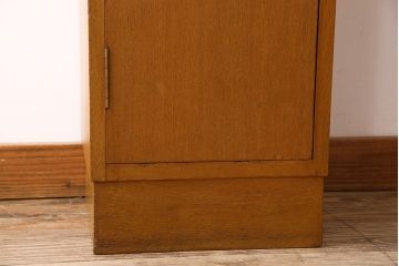 アンティーク家具　和製アンティーク　縦長のシルエットが珍しいシンプルなキャビネット(収納棚・戸棚)