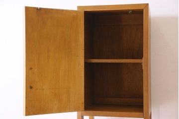 アンティーク家具　和製アンティーク　縦長のシルエットが珍しいシンプルなキャビネット(収納棚・戸棚)