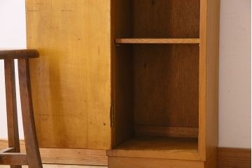 アンティーク家具　和製アンティーク　縦長のシルエットが珍しいシンプルなキャビネット(収納棚・戸棚)