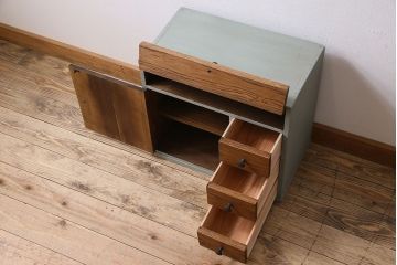 アンティーク家具　アンティークペイント　パタパタ収納棚付き!小ぶりな収納棚