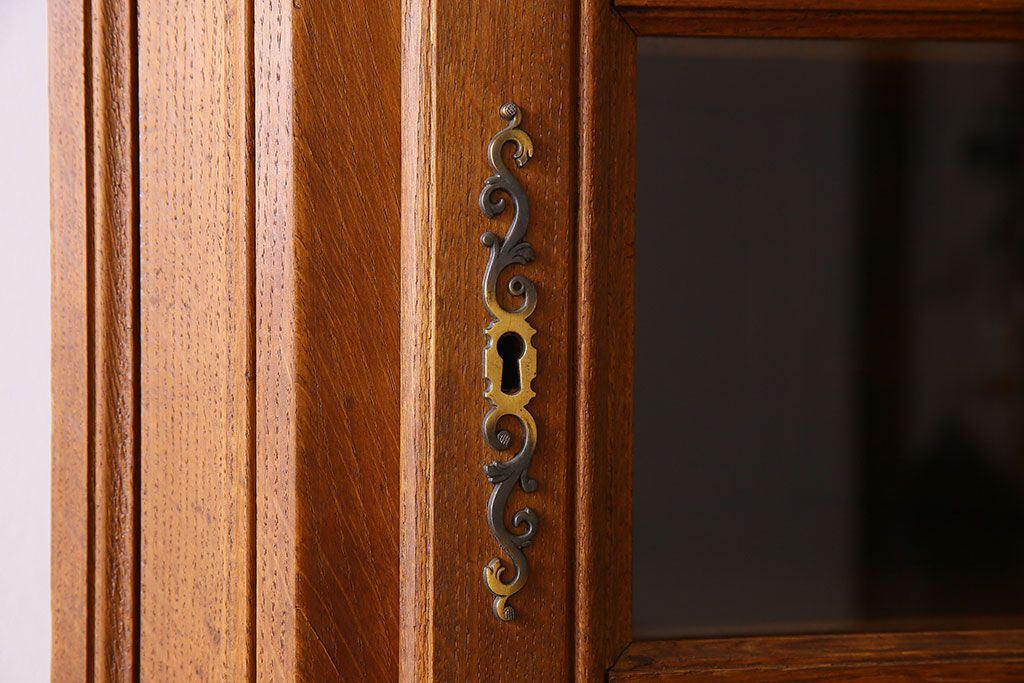 ヴィンテージ家具　フランスビンテージ　オーク材　おしゃれなコーナーキャビネット