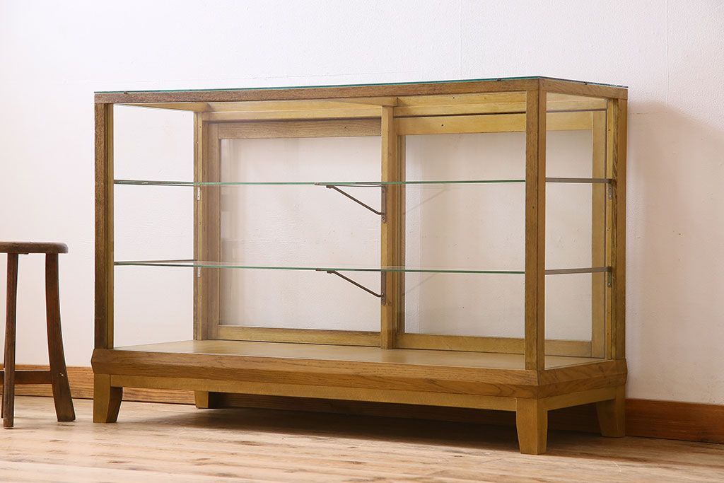 レトロ家具　脚付き!木のぬくもりが味わい深いレトロなガラスケース(ショーケース)