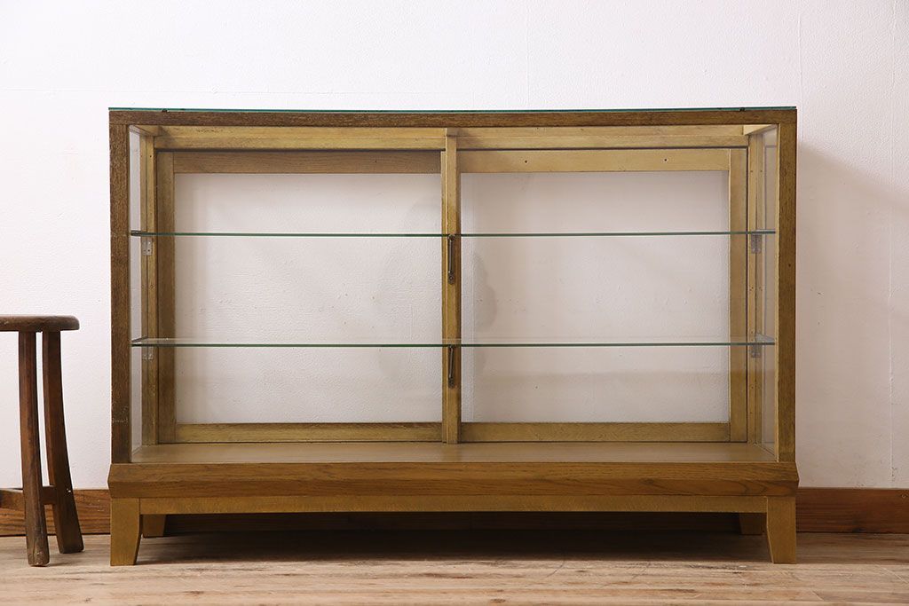 レトロ家具　脚付き!木のぬくもりが味わい深いレトロなガラスケース(ショーケース)