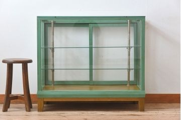 レトロ家具　昭和レトロ　脚付き　おしゃれなアンティークペイントのガラスケース(ショーケース)