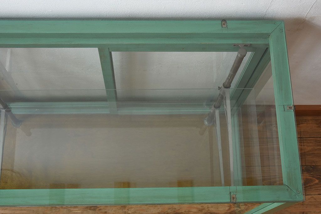 レトロ家具　昭和レトロ　脚付き　おしゃれなアンティークペイントのガラスケース(ショーケース)