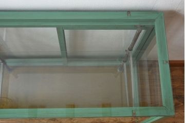 レトロ家具　昭和レトロ　脚付き　おしゃれなアンティークペイントのガラスケース(ショーケース)