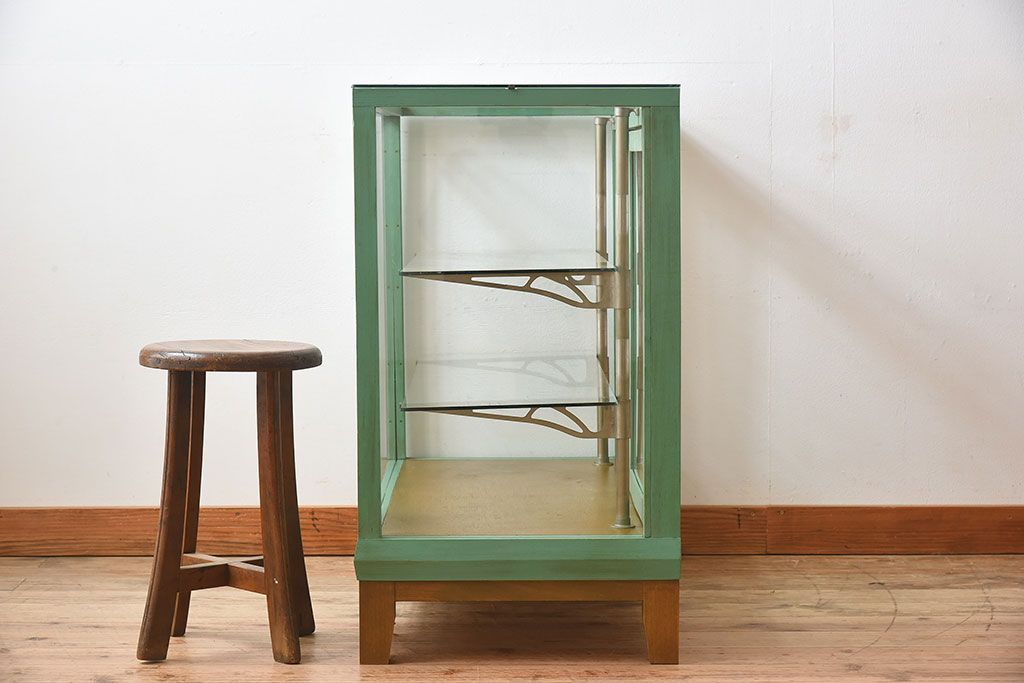 レトロ家具　昭和レトロ　脚付き　おしゃれなアンティークペイントのガラスケース(ショーケース)