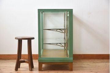 レトロ家具　昭和レトロ　脚付き　おしゃれなアンティークペイントのガラスケース(ショーケース)