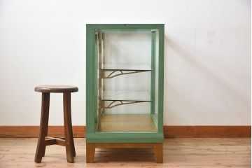 レトロ家具　昭和レトロ　脚付き　おしゃれなアンティークペイントのガラスケース(ショーケース)