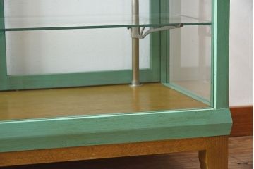 レトロ家具　昭和レトロ　脚付き　おしゃれなアンティークペイントのガラスケース(ショーケース)