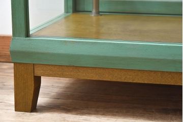 レトロ家具　昭和レトロ　脚付き　おしゃれなアンティークペイントのガラスケース(ショーケース)