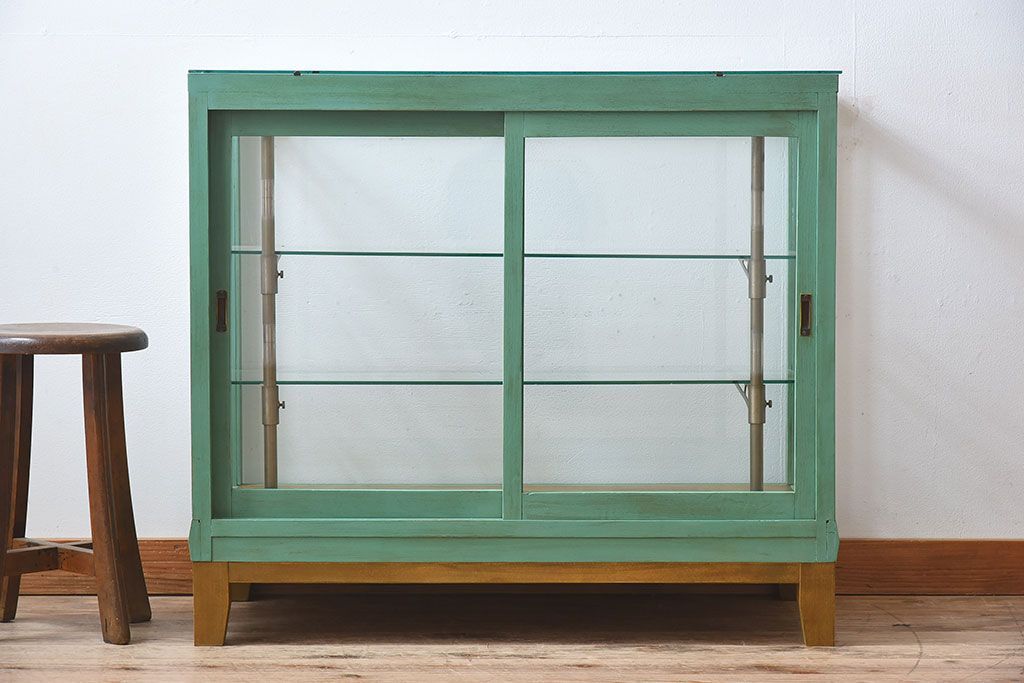 レトロ家具　昭和レトロ　脚付き　おしゃれなアンティークペイントのガラスケース(ショーケース)
