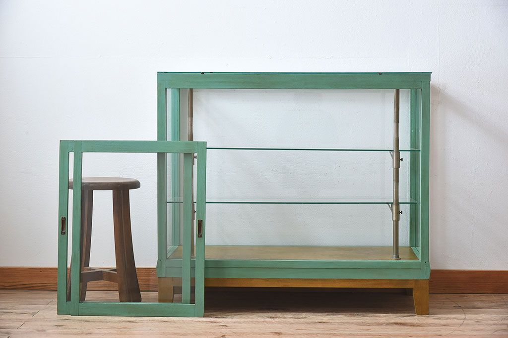 レトロ家具　昭和レトロ　脚付き　おしゃれなアンティークペイントのガラスケース(ショーケース)