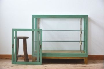 レトロ家具　昭和レトロ　脚付き　おしゃれなアンティークペイントのガラスケース(ショーケース)