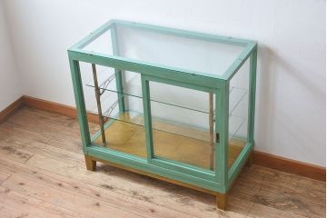 レトロ家具　昭和レトロ　脚付き　おしゃれなアンティークペイントのガラスケース(ショーケース)