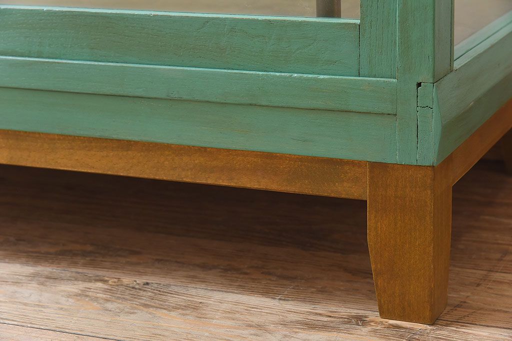 レトロ家具　昭和レトロ　脚付き　おしゃれなアンティークペイントのガラスケース(ショーケース)