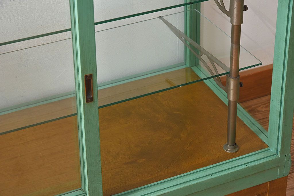 レトロ家具　昭和レトロ　脚付き　おしゃれなアンティークペイントのガラスケース(ショーケース)