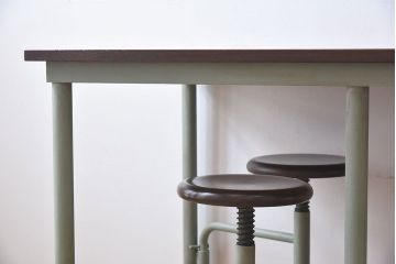 ラフジュ工房オリジナル　6脚格納スツール付きの作業台(テーブル・机)