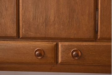 北欧家具　オーク材製　シンプルでスタイリッシュなサイドボード(キャビネット)