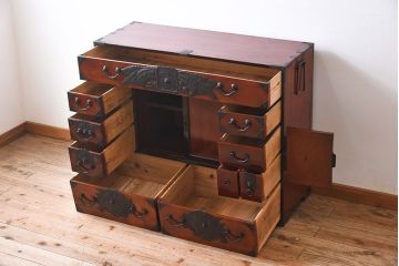 アンティーク家具　珍しい逸品　前面欅材の変わり型アンティーク仙台箪笥(帳場箪笥)