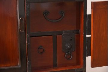 アンティーク家具　珍しい逸品　前面欅材の変わり型アンティーク仙台箪笥(帳場箪笥)