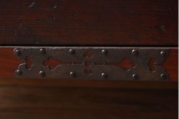 アンティーク家具　檜材天板　鉄脚付き時代箪笥ローボード　和製アンティーク(1)