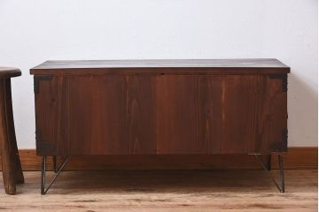 アンティーク家具　檜材天板　鉄脚付き時代箪笥ローボード　和製アンティーク(1)