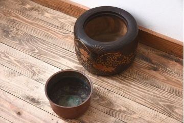 アンティーク雑貨　古民具・骨董　大正〜昭和初期　刳り貫き　古い・蒔絵桐火鉢(1)
