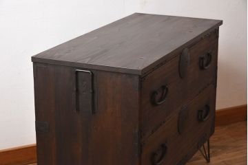 アンティーク家具　檜材天板　鉄脚付き時代箪笥ローボード　和製アンティーク(2)