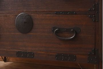 アンティーク家具　檜材天板　鉄脚付き時代箪笥ローボード　和製アンティーク(2)
