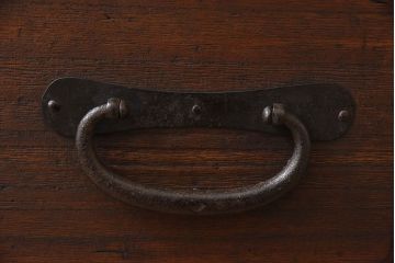 アンティーク家具　檜材天板　鉄脚付き時代箪笥ローボード　和製アンティーク(2)