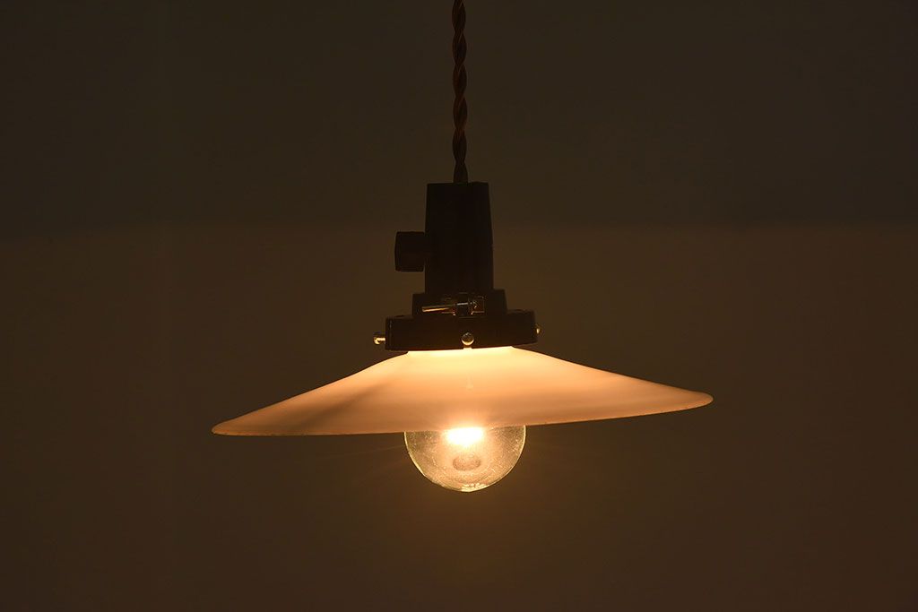 アンティーク　昭和レトロ　古い平笠の天井照明(ペンダントライト)