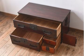 アンティーク家具　明治期　檜材天板　重厚な金具の時代箪笥ローボード(衣装箪笥)