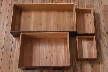 アンティーク家具　明治期　檜材天板　重厚な金具の時代箪笥ローボード(衣装箪笥)