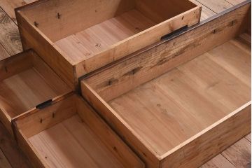 アンティーク家具　明治期　檜材天板　重厚な金具の時代箪笥ローボード(衣装箪笥)