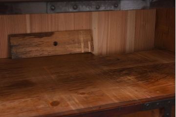 アンティーク家具　明治期　檜材天板　重厚な金具の時代箪笥ローボード(衣装箪笥)