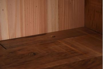 アンティーク家具　明治期　檜材天板　重厚な金具の時代箪笥ローボード(衣装箪笥)