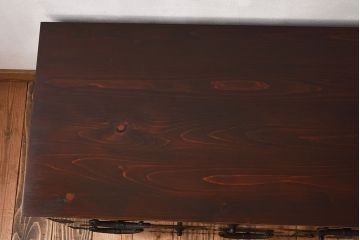 アンティーク家具　明治期　檜材天板　重厚な金具の時代箪笥ローボード(衣装箪笥)