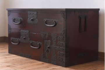 アンティーク家具　明治期　檜材天板　重厚な金具の時代箪笥ローボード(衣装箪笥)