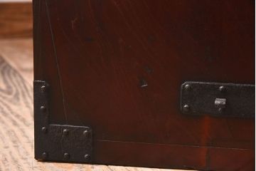 アンティーク家具　明治期　檜材天板　重厚な金具の時代箪笥ローボード(衣装箪笥)