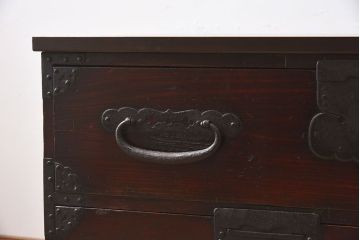 アンティーク家具　明治期　檜材天板　重厚な金具の時代箪笥ローボード(衣装箪笥)