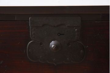 アンティーク家具　明治期　檜材天板　重厚な金具の時代箪笥ローボード(衣装箪笥)