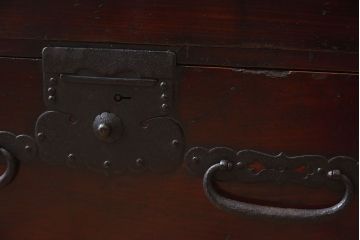 アンティーク家具　明治期　檜材天板　重厚な金具の時代箪笥ローボード(衣装箪笥)