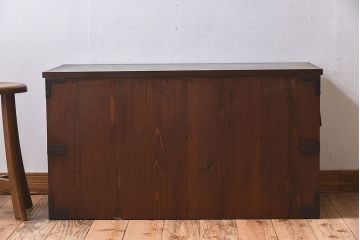アンティーク家具　明治期　檜材天板　重厚な金具の時代箪笥ローボード(衣装箪笥)