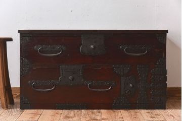 アンティーク家具　明治期　檜材天板　重厚な金具の時代箪笥ローボード(衣装箪笥)