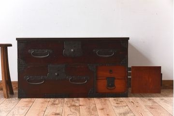 アンティーク家具　明治期　檜材天板　重厚な金具の時代箪笥ローボード(衣装箪笥)