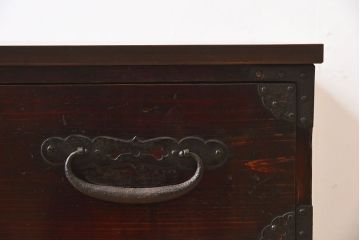 アンティーク家具　明治期　檜材天板　重厚な金具の時代箪笥ローボード(衣装箪笥)