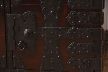 アンティーク家具　明治期　檜材天板　重厚な金具の時代箪笥ローボード(衣装箪笥)