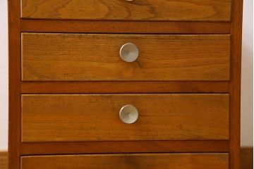 レトロ家具　和製アンティーク　まるみのある取っ手が可愛らしい昭和レトロな小引き出し