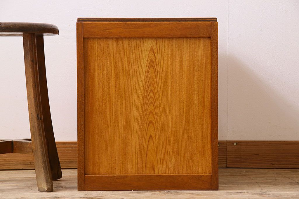 レトロ家具　和製アンティーク　まるみのある取っ手が可愛らしい昭和レトロな小引き出し